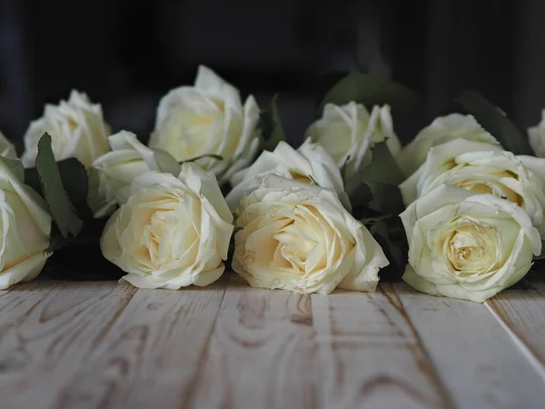 Rosas Brancas Dispostas Frente Fundo Decorativo Madeira Leve Para Texto — Fotografia de Stock