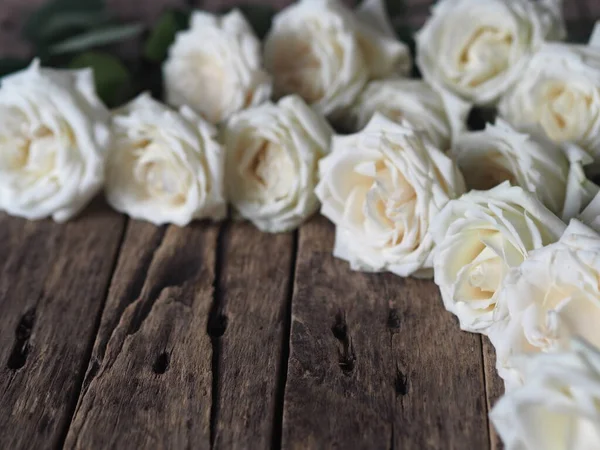 Λευκά Τριαντάφυλλα Είναι Τοποθετημένα Μια Γωνία Ένα Φυσικό Ξύλινο Φόντο — Φωτογραφία Αρχείου