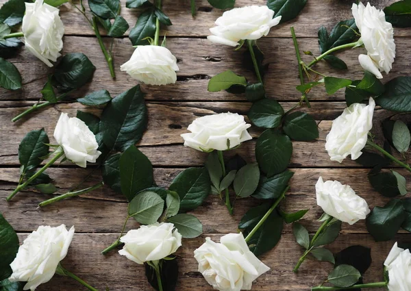 Tarjeta Felicitación Fondo Madera Natural Con Rosas Blancas Hojas Verdes —  Fotos de Stock