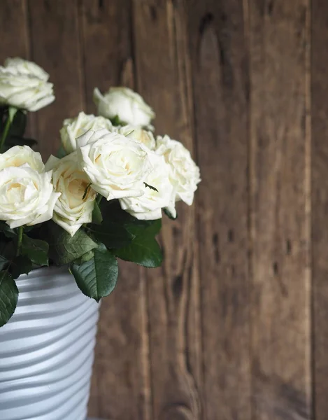 Ένα Μεγάλο Μπουκέτο Λευκά Τριαντάφυλλα Ένα Γκρι Βάζο Ξύλινο Άσπρο — Φωτογραφία Αρχείου
