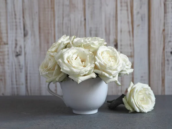 Fundo Flor Buquê Rosas Brancas Uma Grande Xícara Chá Branco — Fotografia de Stock