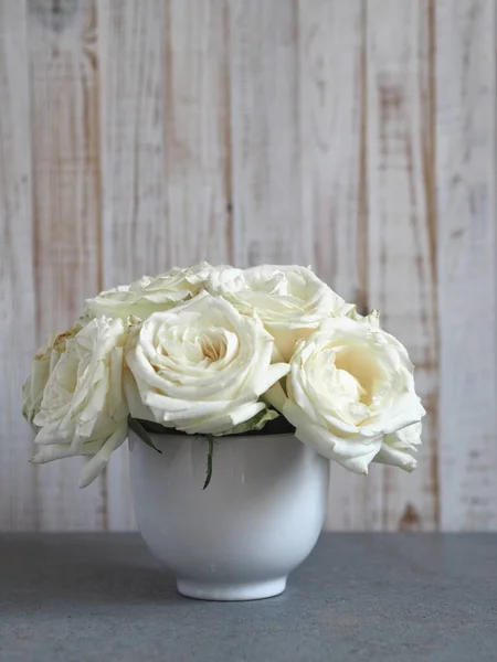 Fundo Flor Buquê Rosas Brancas Uma Grande Xícara Chá Branco — Fotografia de Stock