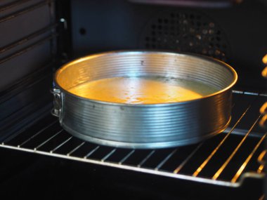 Ev yemeği. Muzlu bisküvi yapma süreci. Mutfak fırınında pişmiş hamur gibi. Şekerleme arkaplanı.