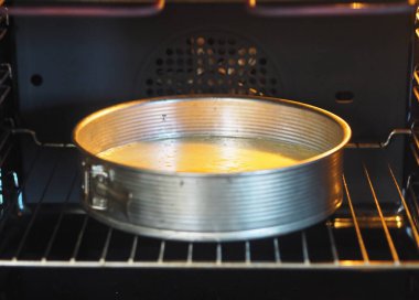 Ev yemeği. Muzlu bisküvi yapma süreci. Mutfak fırınında pişmiş hamur gibi. Şekerleme arkaplanı.