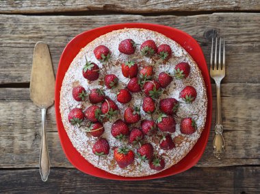 Üst Manzara. Üstünde çilek olan muzlu bisküvi. Ev yemeği. Hamur arkaplanı.
