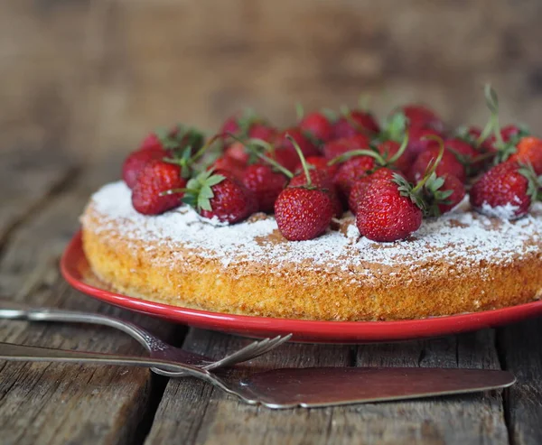 Fondo Confitería Primer Plano Galleta Redonda Plátano Con Fresas Parte — Foto de Stock