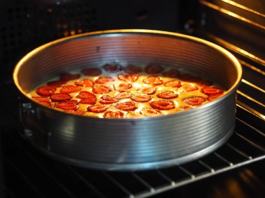 Ev yapımı pişirme. Çilekli bisküvi keki mutfak fırınındaki bir fırında pişirilir..