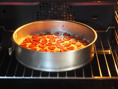 Ev yapımı fırın. Böğürtlenli bisküvi keki mutfak fırınında fırında pişiriliyor..