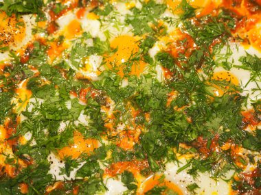 Tavada domatesli ve otlu yumurta resmi. Sağlıklı yaz doğal gıdaları.