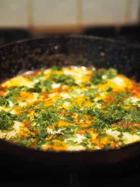 Tavada domatesli ve otlu yumurta resmi. Sağlıklı yaz doğal gıdaları.