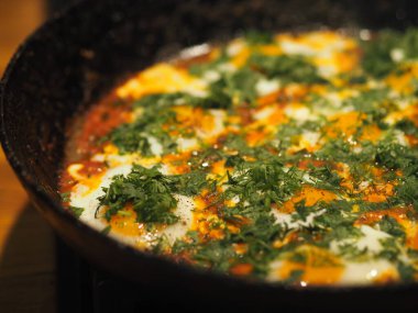 Tavada domatesli ve otlu yumurta resmi. Sağlıklı yaz doğal gıdaları.