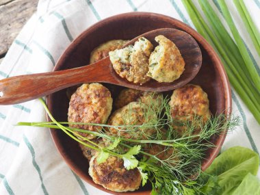 Kil tabakta sebzeli pirzola. Doğal bitkilerle sağlıklı yiyecekler. Tahta arka plan..