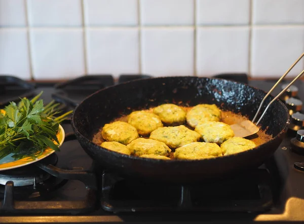 Comida Casera Saludable Pescado Vegetariano Croquetas Verduras Fríen Una Sartén — Foto de Stock