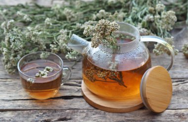 Şifalı bitkisel arka plan. Ahşap kırsal bir masa üzerinde bitki örtüsü çiçekli sağlıklı çay. Metin için yer.