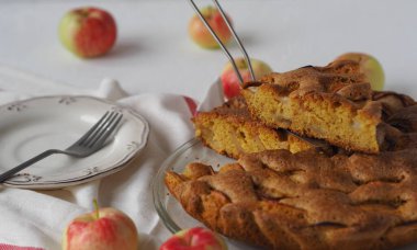 Ev yapımı pastalar. Beyaz bir tabakta peçeteli elmalı turta ya da bisküvi..