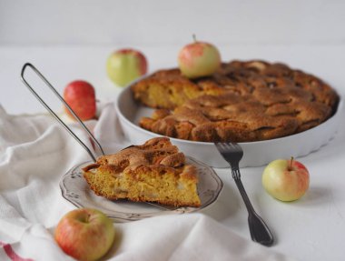 Ev yemeği. Hafif ahşap arka plan. Yaz elmalı turta ya da taze armutlu beyaz peçetede bisküvi..
