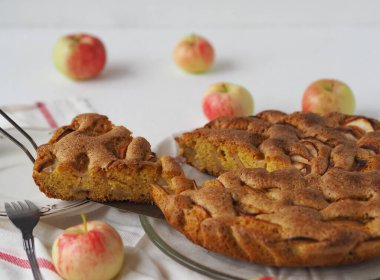Beyaz bir tabakta taze armutlu elmalı turta ya da bisküvi. Ev yapımı pişirilmiş mallar.