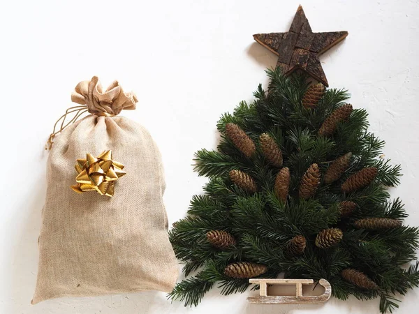 Karácsonyi Üdvözlőlap Karácsonyfa Fenyő Ágak Egy Csillag Egy Zsák Ajándék — Stock Fotó