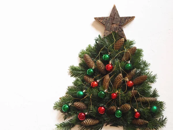 크리스마스 크리스마스 트리는 나무로 전나무 가지로 만들어 크리스마스 배경에 크리스마스 — 스톡 사진
