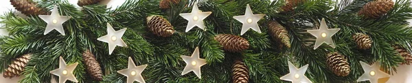 Blaue Fichtenzweige Mit Verschwommenem Licht Bunte Weihnachten Hintergrund Foto — Stockfoto