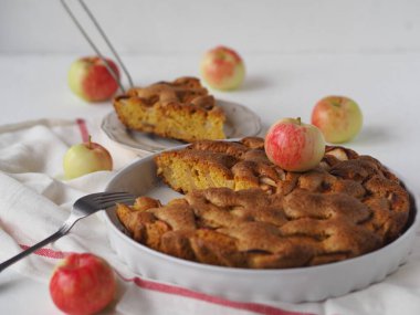 Yaz elmalı turtayla hafif ahşap arka plan ya da taze armut elmalı beyaz peçeteye bisküvi. Ev yapımı pişirme..