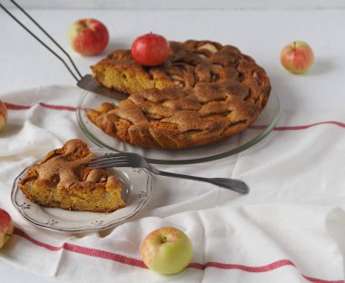 Kendini pişiriyorsun. Beyaz arka planda ev yapımı elmalı turta veya bisküvi..