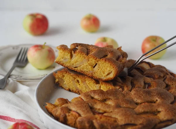 Sommar Äppelpaj Eller Kex Vit Tallrik Med Färska Päron Hembakade — Stockfoto