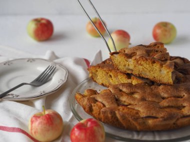 Ev yapımı pastalar. Beyaz bir tabakta peçeteli elmalı turta ya da bisküvi..