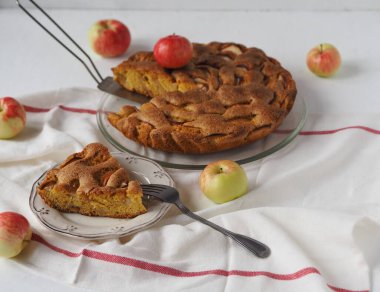 Ev yapımı pastalar. Beyaz bir tabakta peçeteli elmalı turta ya da bisküvi..