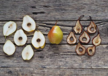 Mesaj için yer var. Ev yapımı hazırlıklar. Kurumuş ve taze armutlar ahşap arka plana karşı..