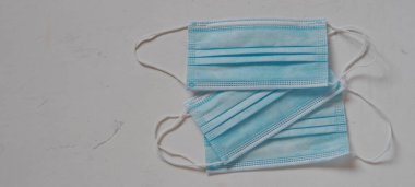Beyaz arka planda tıbbi mavi koruyucu maskeler. Maske kipini izle.