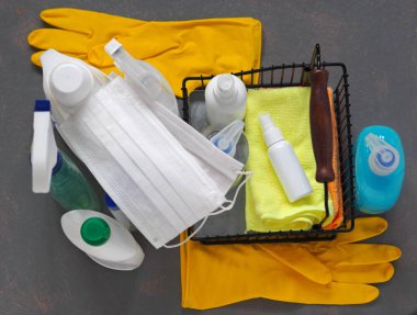 Evin genel temizliği ve dezenfektan ve deterjan kullanımıyla dezenfekte edilmesi. Sağlık için koruyucu tıbbi maskeler ve lastik eldivenler kullanılması..