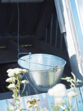 Bir Rus köyünün bağırsaklarından su taşımak için su kovası lazım. Su kaynağıyla ilgili sorun var..