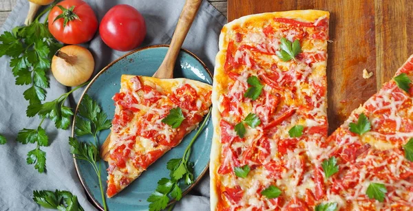 Pizza Yemek Arkaplanı Domatesli Peynirli Sosisli Otlu Yapımı Basit Bir — Stok fotoğraf