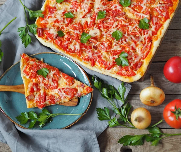 Pizza Semplice Fatta Casa Con Pomodori Formaggio Salsiccia Erbe Aromatiche — Foto Stock