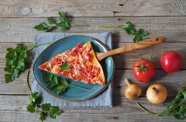 Sfondo Pubblicitario Con Pizza Fatta Casa Con Pomodori Formaggio Salsiccia — Foto Stock