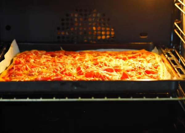 Pizzát Paradicsommal Kolbásszal Sajttal Sütőben Sütik Élelmiszer Háttér Házi Főzés — Stock Fotó
