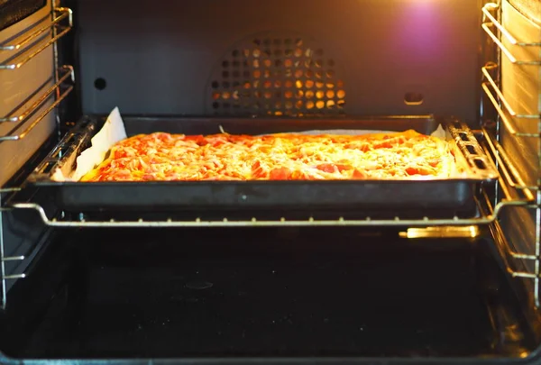 Étel Háttér Házi Főzés Pizza Paradicsommal Kolbásszal Sajttal Sütőlapon Pergamenpapíron — Stock Fotó