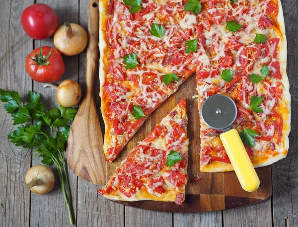 Frisch Gebackene Hausgemachte Pizza Auf Einem Holztisch Natürliche Einfache Pizza — Stockfoto