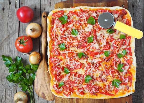 Vista Dall Alto Pizza Fatta Casa Appena Sfornata Tavolo Legno — Foto Stock