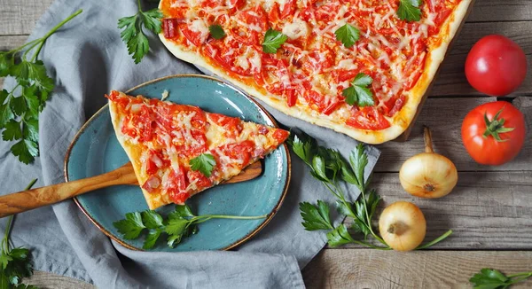 Pizza Semplice Fatta Casa Con Pomodori Formaggio Salsiccia Erbe Aromatiche — Foto Stock