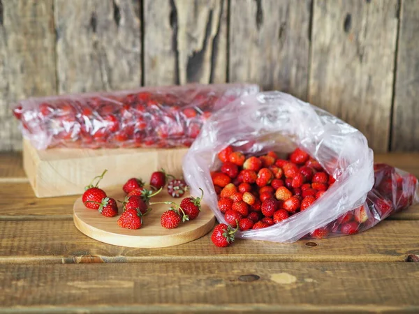 Voedselachtergrond Met Herfstrestjes Aardbeien Verpakkingen Met Aardbeien Voor Opslag Vriezer — Stockfoto