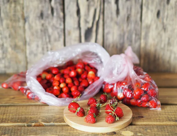 Verpakkingen Met Aardbeien Voor Opslag Vriezer Voor Toekomstig Gebruik Voedselachtergrond — Stockfoto