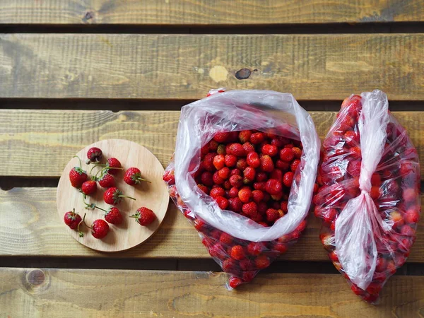 Meyve Arkaplanı Çilekleri Dondurucuda Depolamak Için Hazırlama Işlemi — Stok fotoğraf