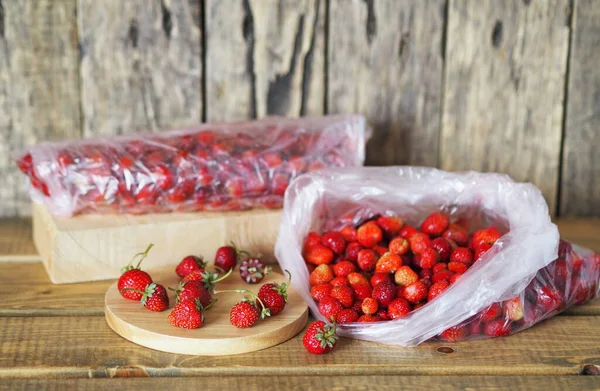 Verpakkingen Met Aardbeien Voor Opslag Vriezer Voor Toekomstig Gebruik Voedselachtergrond — Stockfoto