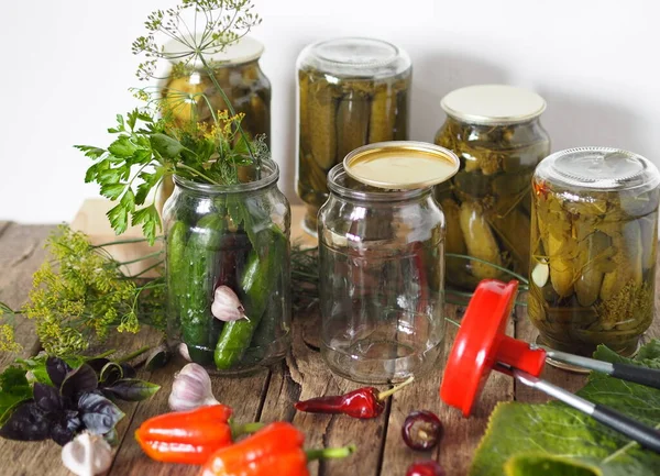 Conservas Caseras Para Uso Futuro Pepinos Frescos Encurtidos Verduras Enlatadas — Foto de Stock