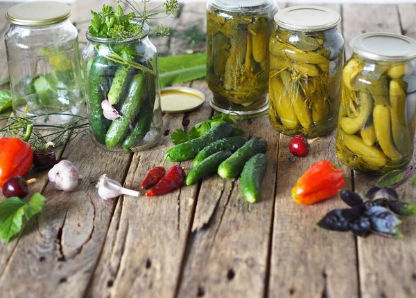 Het Conserveren Van Komkommers Glazen Potten Onder Deksels Voor Opslag — Stockfoto