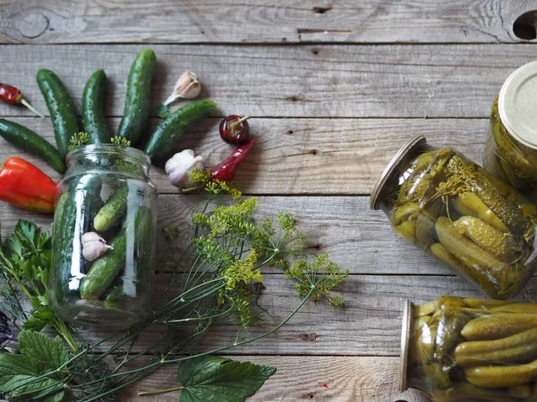 Proceso Enlatado Pepinos Caseros Frascos Vidrio Bajo Tapas Para Almacenamiento — Foto de Stock