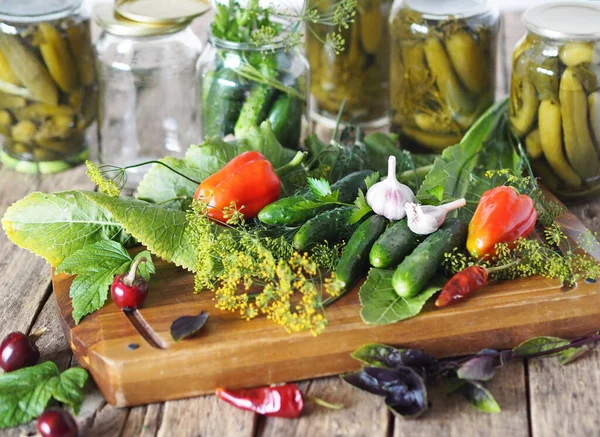 Potten Met Komkommers Ingrediënten Voor Het Beitsen Een Houten Oude — Stockfoto