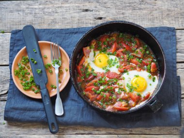 Tavada domatesli ve şifalı yumurta. Besleyici bir kahvaltı ya da akşam yemeği..